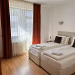Sunny Two Bedroom 12 In Tulip , Flora - Prime Location! *