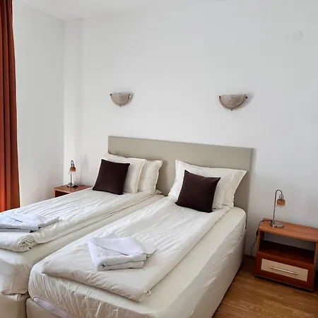 Sunny Two Bedroom 12 In Tulip , Flora - Prime Location!