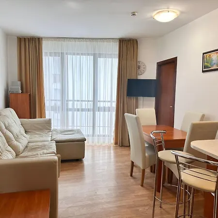 Sunny Two Bedroom 12 In Tulip , Flora - Prime Location! *