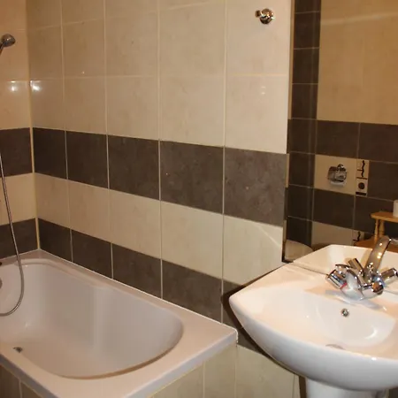 Sunny Two Bedroom 12 In Tulip , Flora - Prime Location! Апартаменты