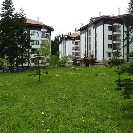 Sunny Two Bedroom 12 In Tulip , Flora - Prime Location! *