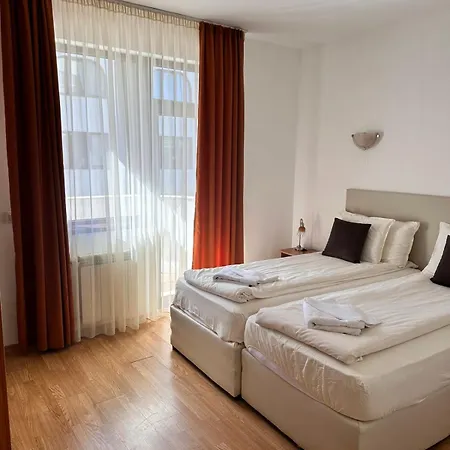 Sunny Two Bedroom 12 In Tulip , Flora - Prime Location! *